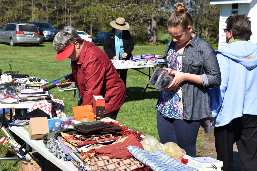 kids at yard sale