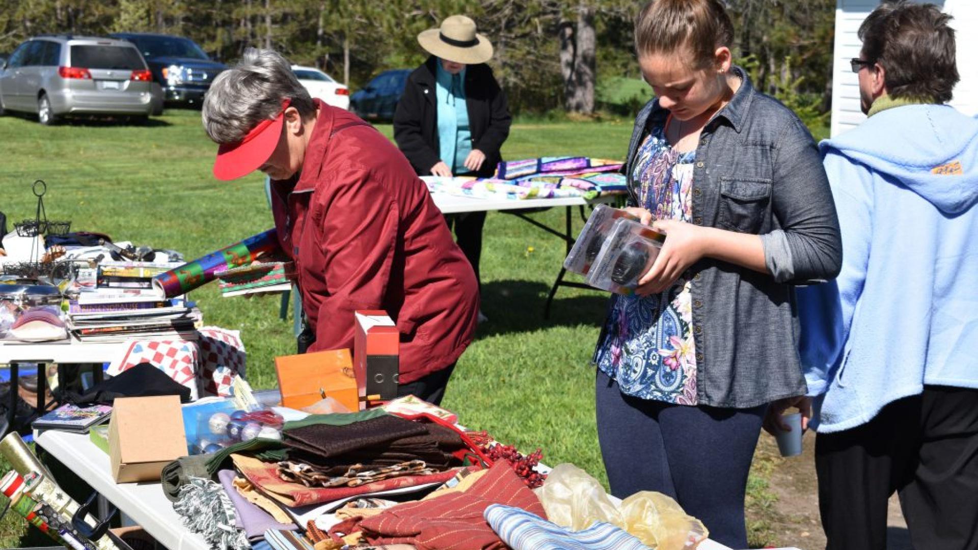 kids at yard sale
